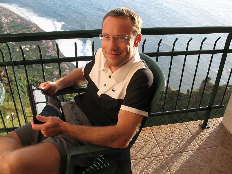 IMG_0457.JPG - Torsten glücklich auf unserem schönen Balkon beim "arbeiten"..
