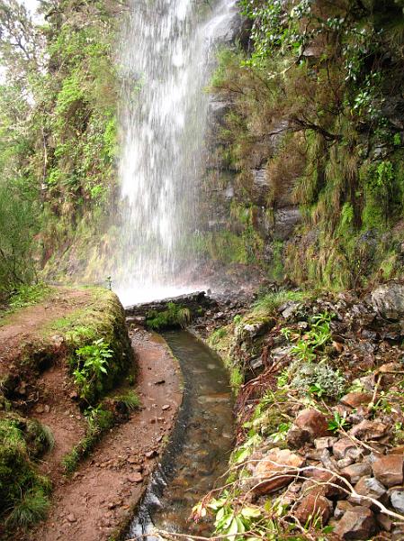IMG_0531.JPG - Ein Wasserfall versperrt plötzlich den Weg. Todesmutig stürmt Claudia hindurch. Später folgt Torsten, nachdem ein Video für YouTube gesichert ist;-)