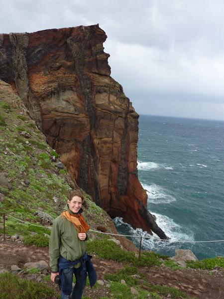 P1020941.JPG - Erste Wanderung an der Ostspitze von Madeira. Jetzt beginnt der Sturm richtig, Claudia kommt kaum dagegen an und Torsten verliert seine Brille..