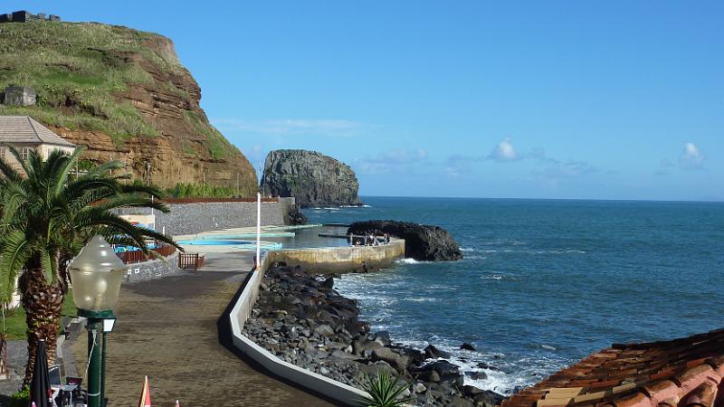 P1020951.JPG - Blick aus unserem Hotelzimmer in Porto da Cruz