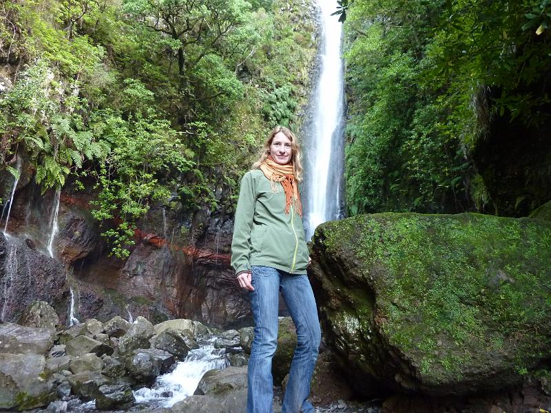 P1030062.JPG - Claudia an wunderbarem Wasserfall.