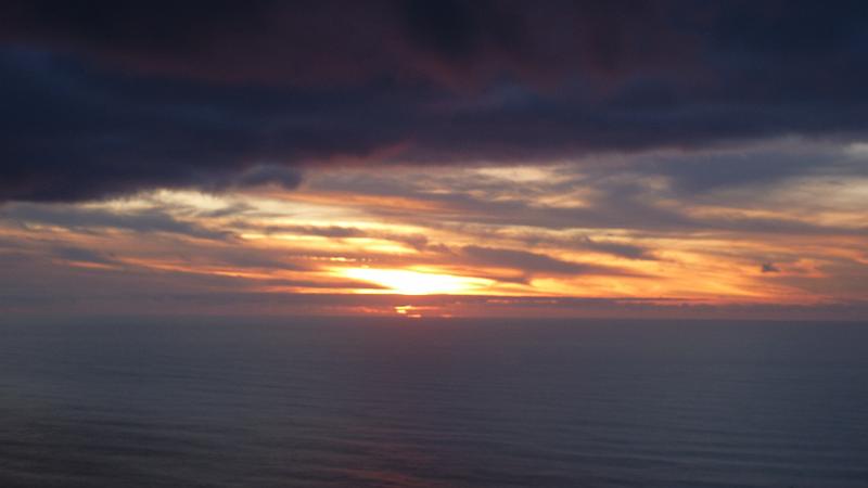 P1030092.JPG - Der Sonnenuntergang von unserem Hotelzimmer aus.. Während Torsten ein "prego especial" verspeist.