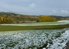 Trotz Sonnenstrahlen - es ist Oktober, wir stapfen durch den Schnee.  Schön ist, dass wir frostigen Schnee, goldfarbene Bäme und blitzendes Wasser in Einem genießen können.