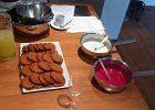 Hier sieht man neben leckeren, noch &#34;nackten&#34; Lebkuchen schon fertigen Zuckerguss für ein simple fact Lebkuchen in rot und weiß.