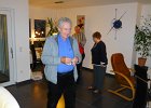 Nach erfolgter Besprechung ist der Weg frei, den Baum fertig zu schmücken. Rainer ergreift die Initiative.