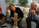 Nach dem mühevollen Tag entspannen wir mit einer Runde Jenga. Gekonnt zeigt Mama Waltraud ihre Kompetenzen als &#34;Mauerspecht&#34;, und entfernt sicher den nächsten Stein.