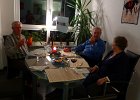 Wir sehen gute Stimmung kaum noch beweglicher Gäste nach opulentem Mahl: Gänsebraten, Thüringer Klöße &#38; Rotkraut.