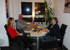 Nach dem guten Essen gehen die Gespräche in Richtung früherer Zeiten. Da macht sich Torsten lieber vom Acker.