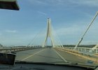 Unter dieser beeindruckenden Brücke liegt ein breites Flußdelta. Nur gut, dass der Geruch stehenden Wasserlachen nicht im Foto festgehalten wird. Bei jeder Fahrt gen Westen haben wir erschnuppert, wenn diese Stelle erreicht war.