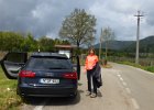 An diesem dritten Tag geht es auf den Monte Romano. Nach ewiger Autofahrt durch den chaotischen italienischen Straßenverkehr bedarf es erst einmal einer kleinen Ruhepause ehe es losgeht in die Berge rechts hinten. Claudia verschmäht das Felsen-Highlight "Die Katherdrale" hinter uns und will gleich erst mal lostigern.