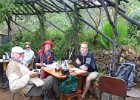 Im Biocafe. Der Saft schmeckt lecker, wir lernen Geduld. Aber verzichten doch dann lieber auf einen leckeren Bio Salat, um noch vor dem Dunkel heim zu wandern.