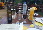 Zitronenduft und Kühle laden unter Zitronenbäumen ein. Sitzt man, sind frische Säfte und ein besonderes Bier ein weiteres Argument zum Bleiben, und "durcharbeiten" der Speisekarte. Leider werden da auch 3 Besuche nicht reichen, die Vielseitigkeit der Karte kennenzulernen.