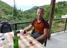Wasser (für Claudia) und Bier (für wen wohl?) tun uns gut! Der Wind bläst allerdings recht stark, so dass anschließend noch ein heißer Tee angenehm ist.  Leider können weder Gastgeber noch dieses (zu bezahlende) Glas "local wine" überzeugen, mehr von angepriesenen Produkten zu kaufen.  Darauf angesprochen, erfahren wir, dass die Weinerte wegen zu viel Regen tatsächlich "Murx" wurde. Ah ja... adio!