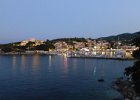 Malerisch schmiegt sich Kassiopi an den Berghang mit gemütlichem Hafen.
